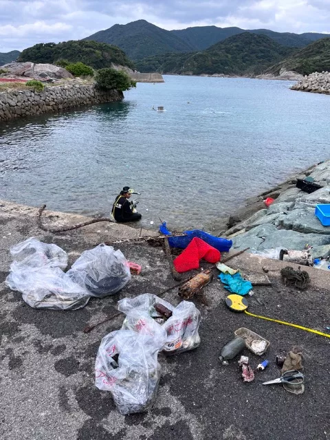 Plastikmüll aus der Bucht durch ein Projekt der Universität Nagasaki