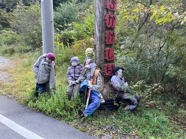 Die ersten Puppen grüßen am Eingang des Dorfes Nagoro.