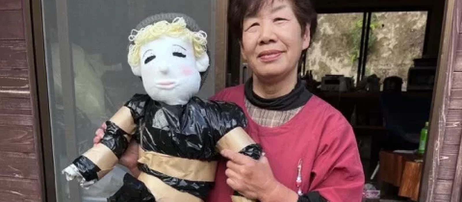 Ayano Tsukimi und eine neue Puppe, für die sie noch keinen Namen hat.