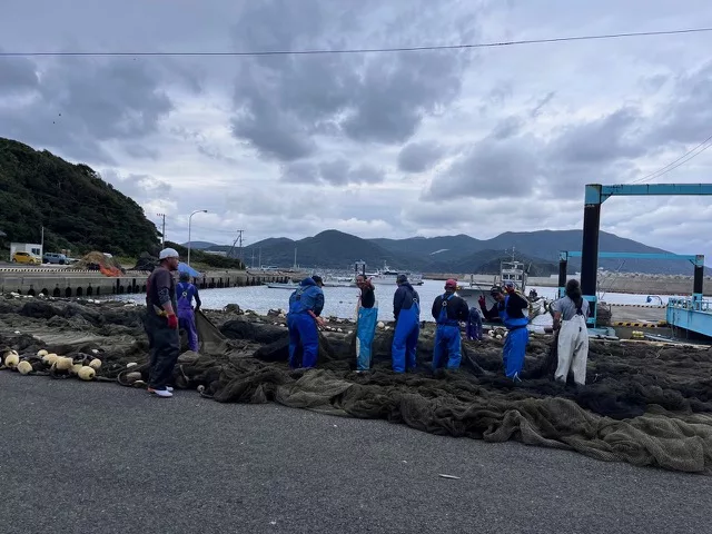 Die örtlichen Fischer beim Aufräumen der Netze