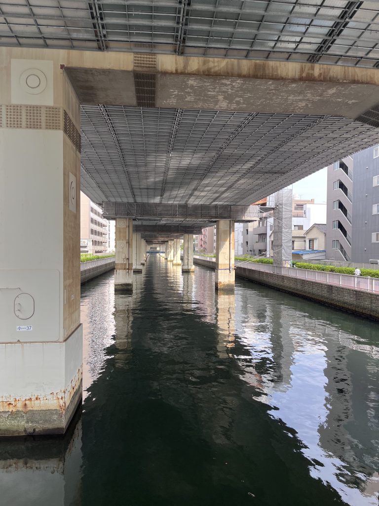 Ein Nebenfluss, der in den Sumida fließt